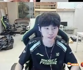 png电子平台Doinb：对职业选手来说练英雄是第一，而不是排位分第一