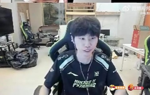 png电子平台Doinb：对职业选手来说练英雄是第一，而不是排位分第一