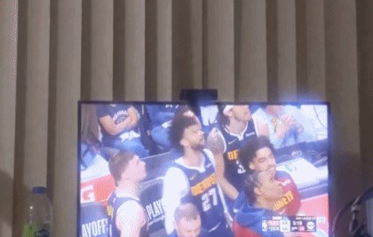 png电子🤪单手直接搂起鲍威尔！穆雷在场边笑着比出too small😂
