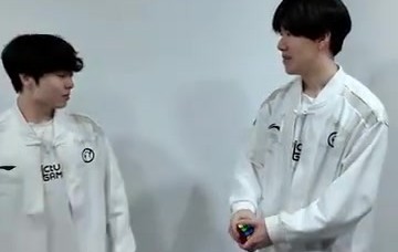 png电子官网TheShy更新抖音 给Rookie变魔术：幻术吗？什么时候