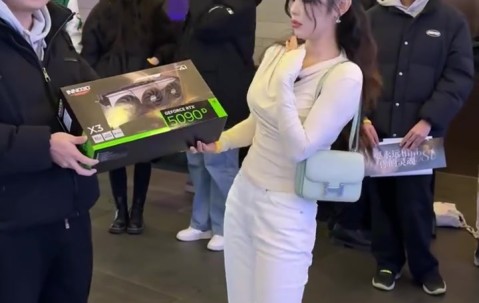 png电子糖小幽发布视频：粉丝送的5090 助我做LPL赛场最靓的女人