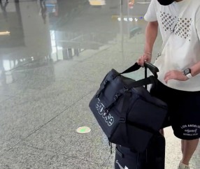 png电子官网会玩儿 周琦晒随球队前往贵港视频 给孙铭徽P了个踢足球🤣
