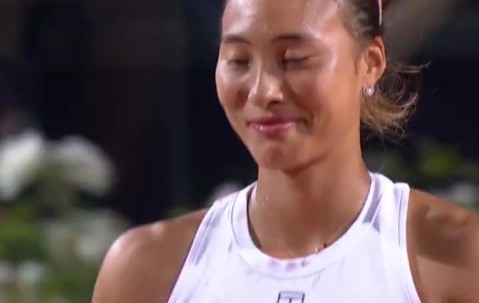 png电子嘴角真压不住了😆郑钦文取胜后露出灿烂笑容，与萨巴伦卡握手