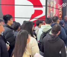 png电子平台博主：兑现承诺，赵心童早上返回克鲁斯堡给粉丝签名合影