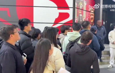 png电子平台博主：兑现承诺，赵心童早上返回克鲁斯堡给粉丝签名合影