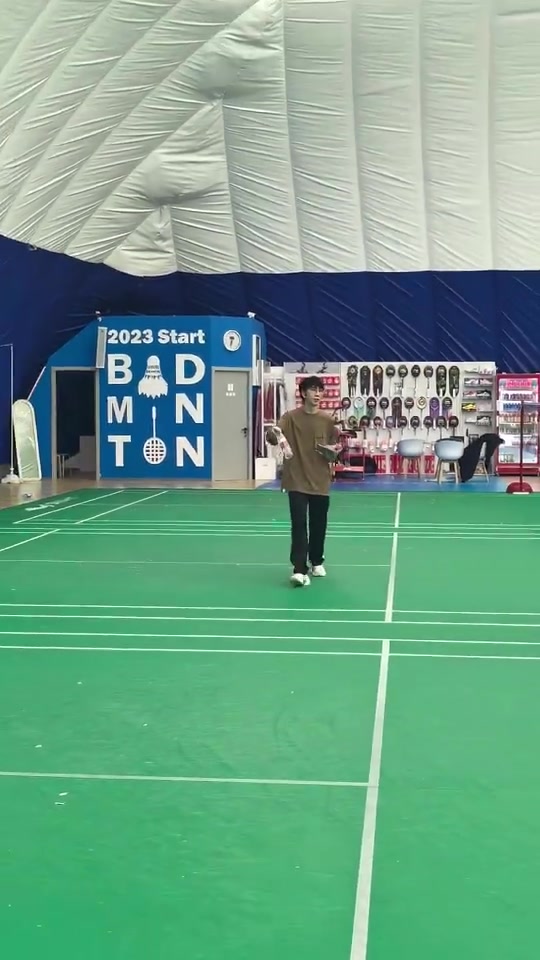 png电子平台BLG官方发布选手羽毛球训练：来自Elk的爱心送水！