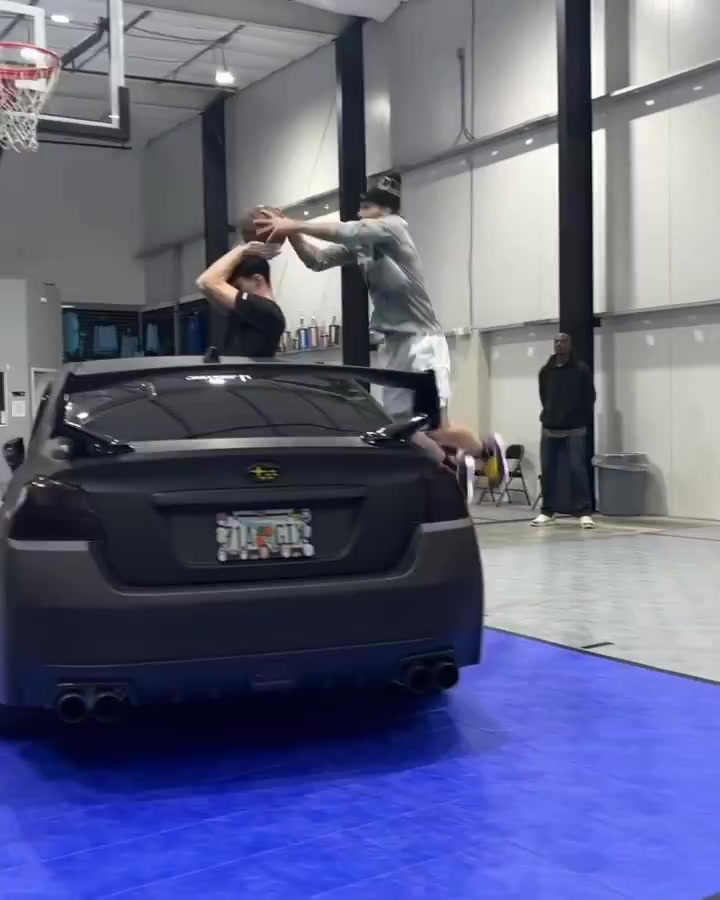 png电子哪个更好？美媒晒麦克朗训练飞跃汽车扣篮🚗一气呵成完美落地