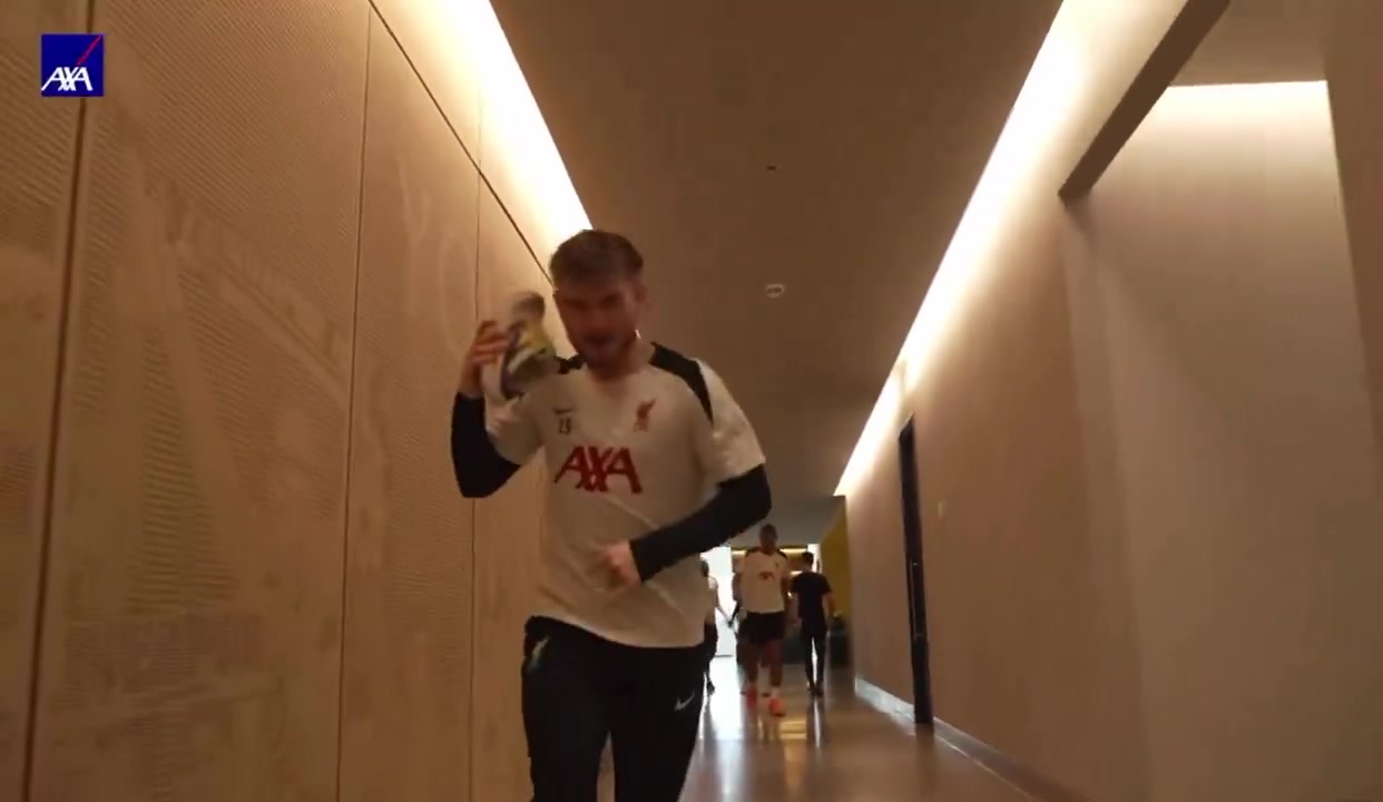 png电子平台欢乐多🤣范迪克查迟到，麦卡最后抵达表示没迟到并问：努涅斯呢