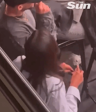 png电子官网女大三抱金砖！太阳报：鲁本-迪亚斯与女友看比赛，吻女友脖颈
