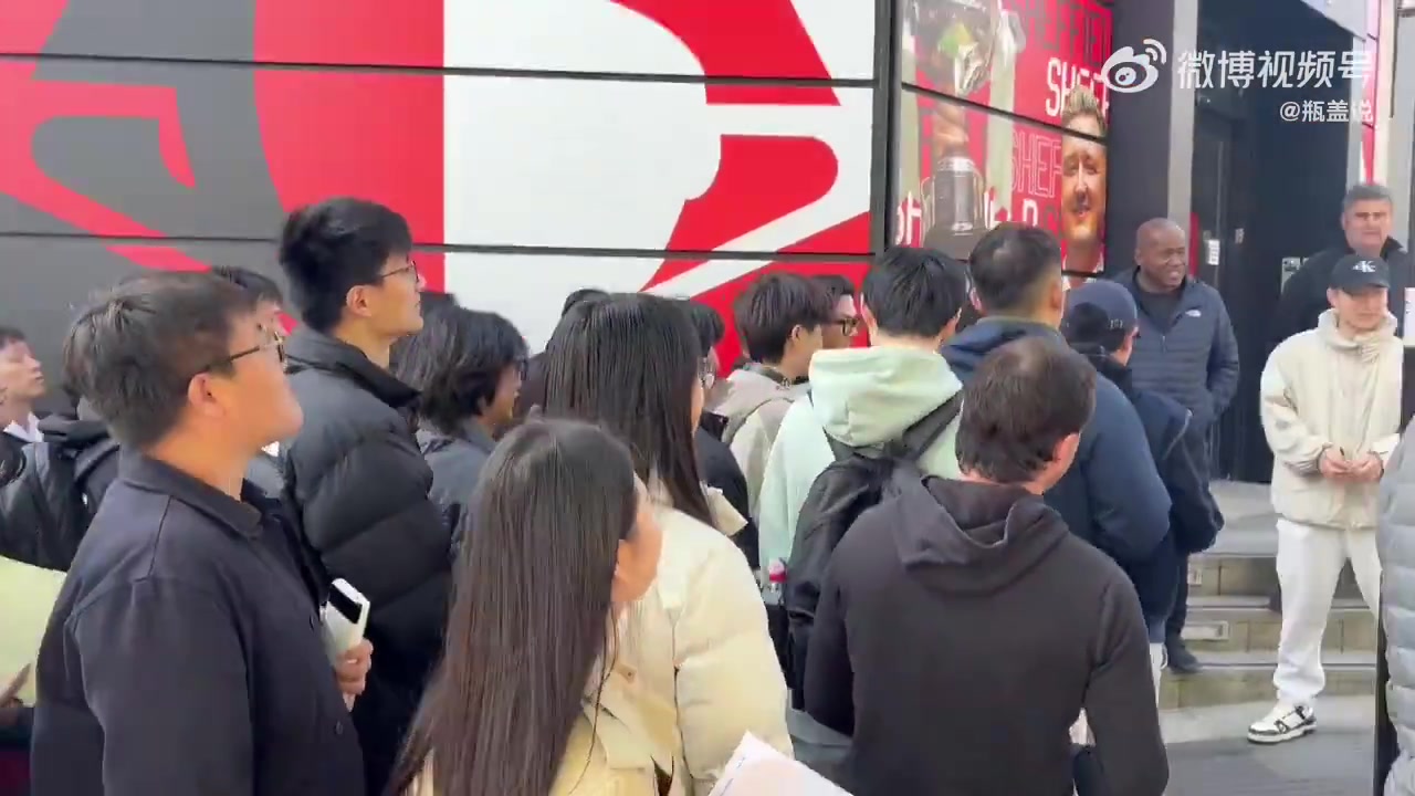 png电子平台博主：兑现承诺，赵心童早上返回克鲁斯堡给粉丝签名合影