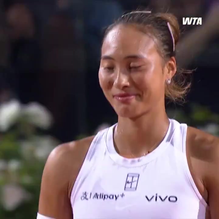 png电子嘴角真压不住了😆郑钦文取胜后露出灿烂笑容，与萨巴伦卡握手