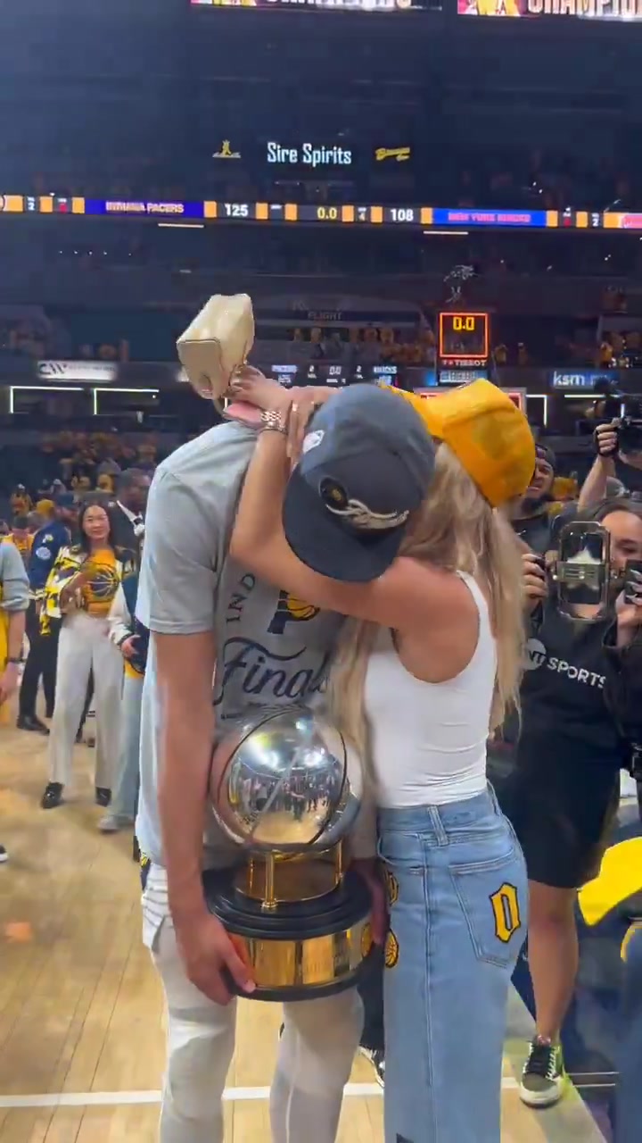 png电子人生赢家！哈利伯顿赛后抱着东部冠军奖杯和女友拥抱合照