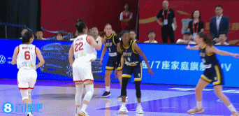 png电子官网防不了一点！张子宇内线要位高举高打 顶着两名防守人打成2+0！